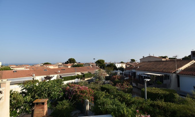 Saint-Pierre-la-Mer Villa | House for 6 people 200 m from the beach