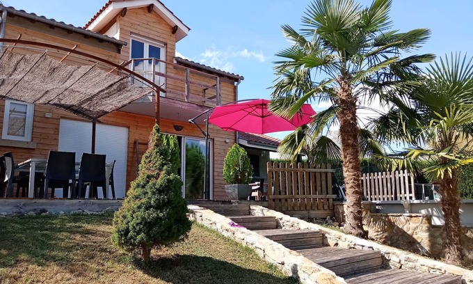 Capdenac Casa | Casa para 7 personas, su terraza y piscina te están esperando.