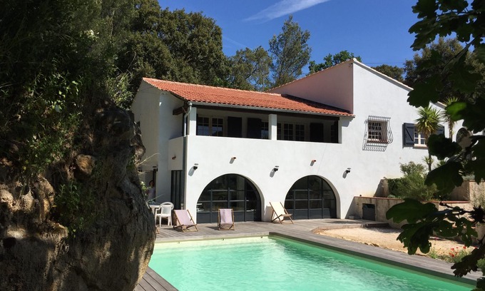Le Revest-les-Eaux Casa | casa para 8 personas con piscina en el interior de Var