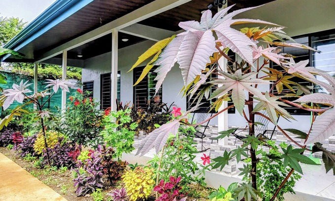 Hatillo Casa | House for 8 People w/ WiFi, AC--5 Mins to Dominical Beach, 30 Mins to N. Park.