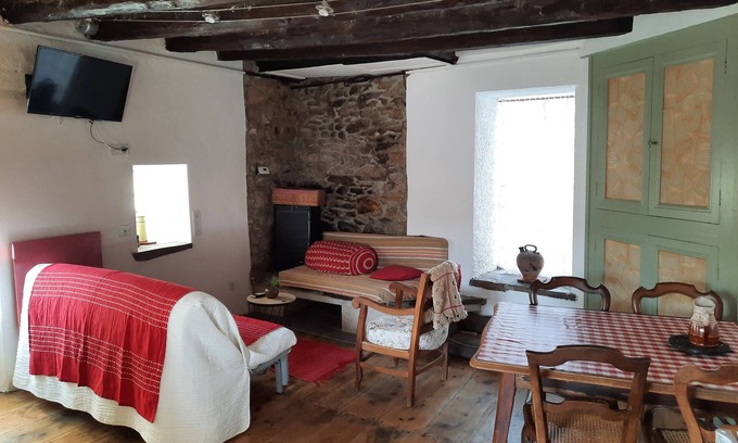 Saint-Pierre-dels-Forcats Casa | House in the heart of the village