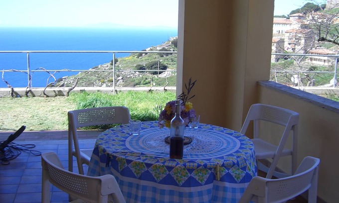 Isola del Giglio Casa | Casa planta baja con jardín y terraza de vistas espectaculares