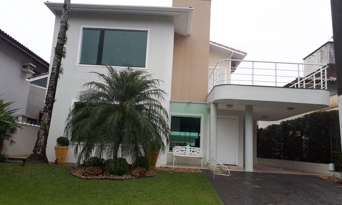 Vista Linda Casa | Casa en un Resort Hanga Roa en Bertioga. Condominio cerrado
