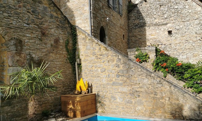 Montvalent Casa | House in a listed village