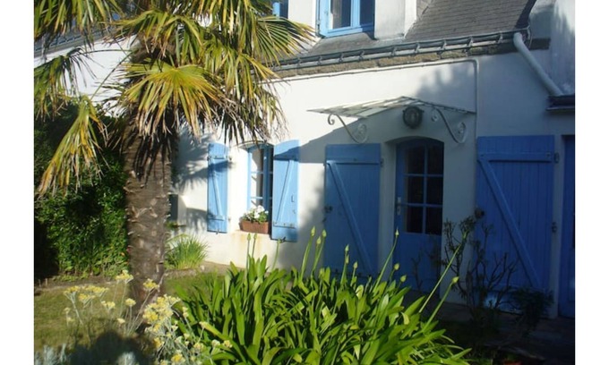 Le Palais Casa | Flower-bedecked house in Belle-Ile