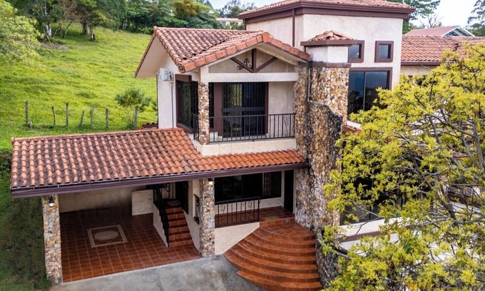 Jaramillo Casa | Casa en Boquete, House in Boquete with king beds and hot tub (565749)