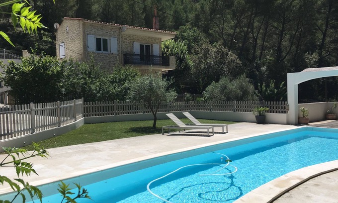 Cuges-les-Pins Villa | Casa en Cuges les Pins, calma absoluta en la colina, con piscina