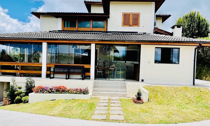 Campos do Jordao Cabaña | House in Gated Community with Heated Pool, Hydro, Jacuzzi and Beautiful View.
