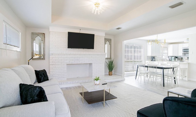 Mobile Casa | House in Mobile Newly Renovated! Quiet street & centrally located to interstate!
