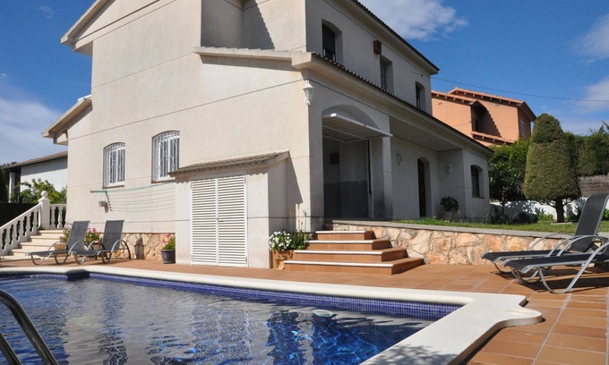 El Roc de Sant Gaieta Casa | Casa con pista de tenis y piscina privada en Roda de Bará