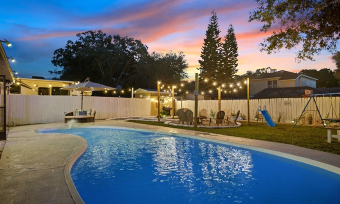 Lake Magdalene Casa | House in Tampa with Pool sleeps 10 Pet Friendly.