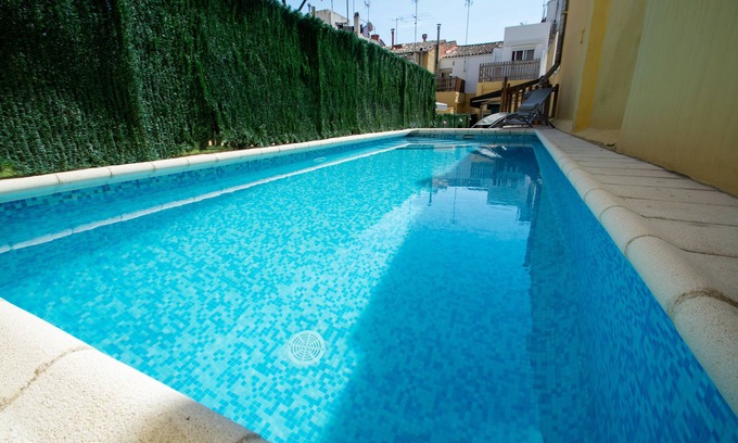 Calella Casa | Casa en el centro con piscina privada a 400m de la playa