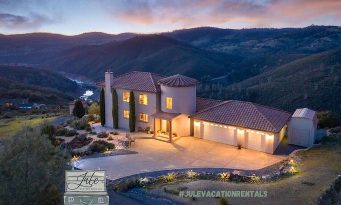 Greater Sacramento Casa | House In The Clouds!