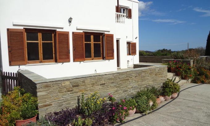 Megas Yialos-Nites Casa | House in the grass land.