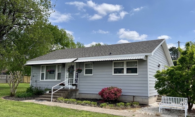 Prairie Grove Casa | “House In The Grove” Private, comfortable, squeaky clean!