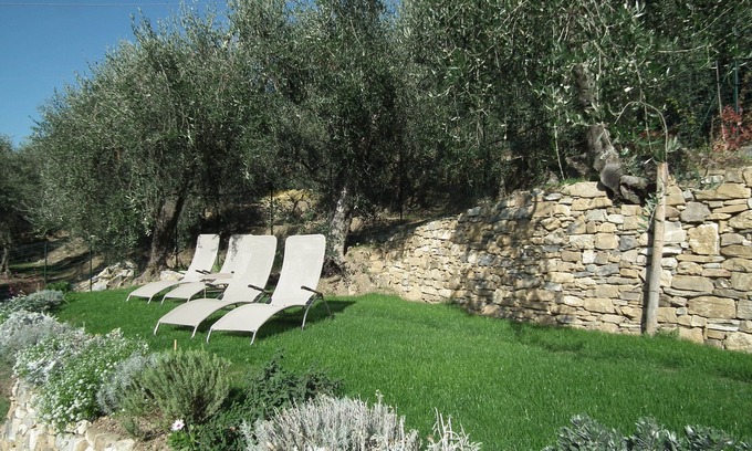 Diano San Pietro Apartamento | House in the Roses 1 - garden and valley view