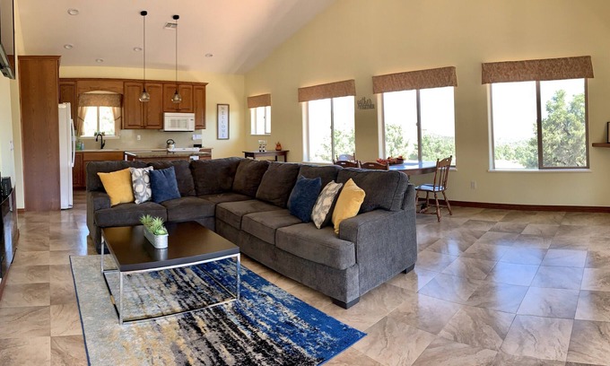 Kingman Casa | Casa en los árboles, a 5 millas de la autopista I-40, camino pavimentado, vida salvaje, vistas increíbles