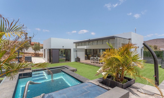 Triquivijate Casa | Casa 'Laian Branded Residensed' con piscina privada y aire acondicionado