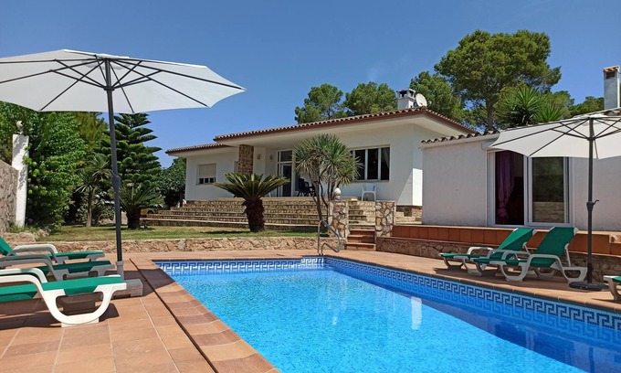 L'Escala Chalet De Esquí | Villa Llierca - A/A., piscina privada, barbacoa, jardin, wifi, parking.