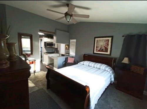Roseville Casa | House Master Suite, in-unit kitchen and laundry