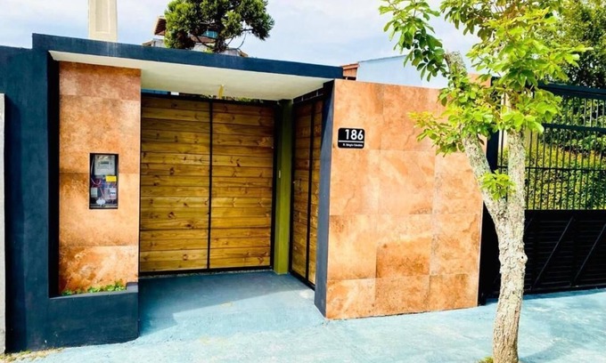 Carianos Casa | House near Florianópolis airport, with pool table and ample space!
