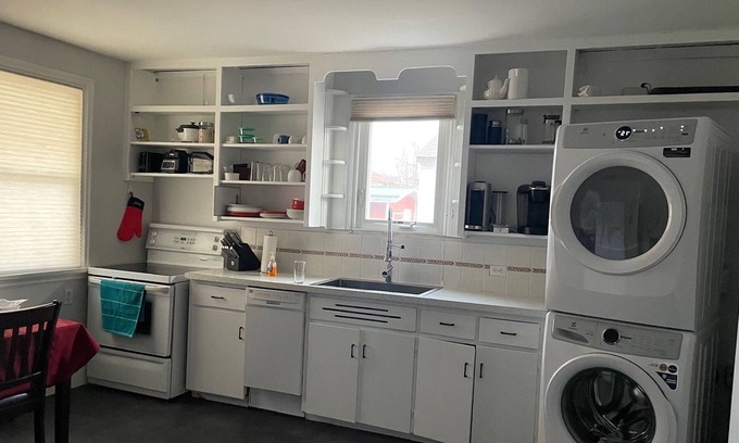 Castlegar Casa | House near amenities, grocery store, coffee shops, Columbia river, ski hills
