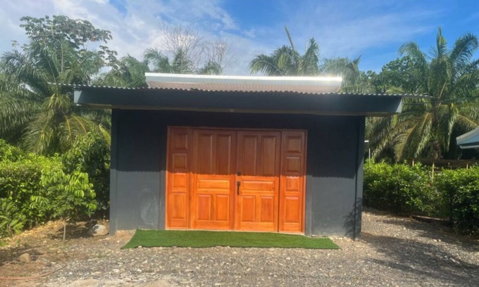 Parrita Apartamento | Casa cerca de playa, 2 personas, AC, wifi , moderna, segura