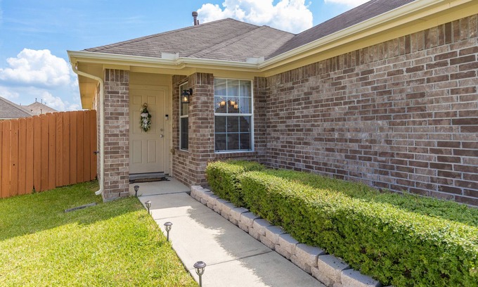 Humble Casa | House Near IAH Airport - 3BD, 2Bath w/Parking