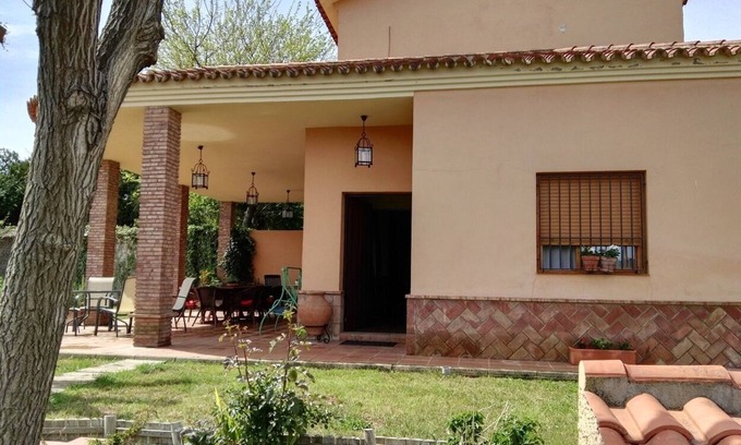 Carmona Chalet De Esquí | Casa cerca de Sevilla, perfecta para familias, y grupos. Ideal para mascotas.
