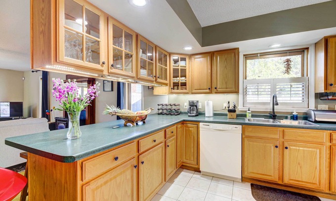 Winooski Casa | 'House of Art' Group Escape By Parks & Lake!