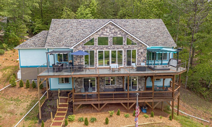 Helen Casa | House of Blues | Luxury Golf/Mountain Retreat | Hot Tub | Pool Table | Sauna