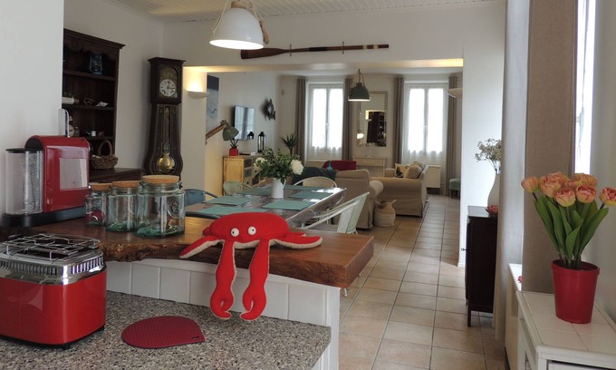 Le Chateau-d'Oleron Hotel | Casa del centro de la ciudad del personaje en paz