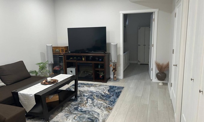 Southwest Calgary Casa | House of Comfort & Luxury