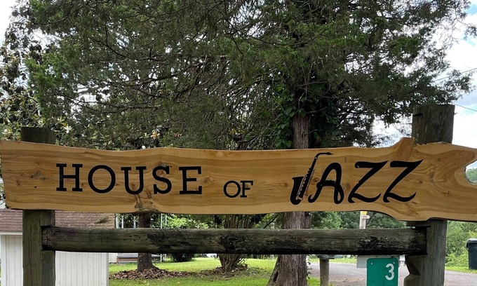 Mid America Cabaña | House of Jazz on Lake Hamilton in Hot Springs Arkansas