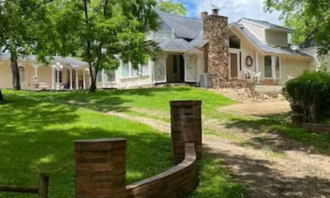 Goodson Casa | HOUSE OF JOY, A spacious home close to Pom de Terre Lake and Lake of the Ozarks