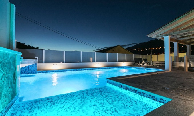 Srinjine Apartamento | Oz's Oasis Amplio apartamento con piscina privada y patio