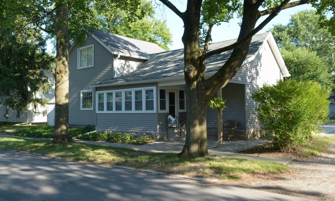 Valparaiso Casa | House of TarTar with year long hot tub next to adorable downtown Valparaiso
