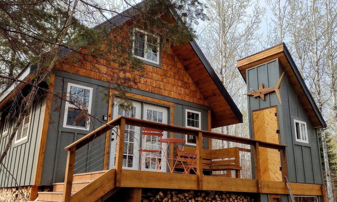 Grand Marais Cabina | House of the Grouse - Charming River-side Cabin and Sauna!