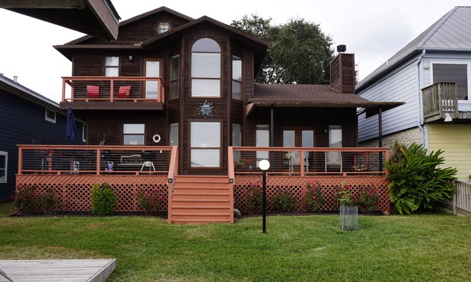 Clear Water Point Casa | House of the Sun is a luxurious setting for beautiful views of Lake Conroe.
