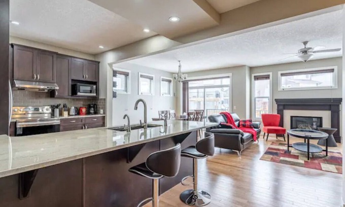 Northwest Calgary Casa | House on a Hill: 3Bdrm with Private Playground & New Appliances