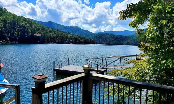 Santeetlah Casa | House On Blue Waters is a very special lake front property with amazing views