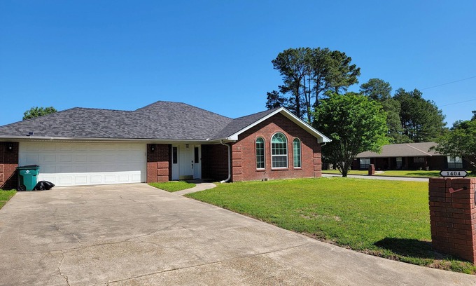 Carthage Cabaña | House on Crescent Street near downtown Carthage