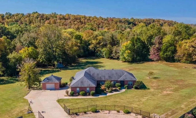 Greenbrier Casa | House on Large Property Near Dead Center of Total Solar Eclipse Pathway!!
