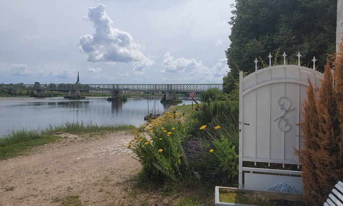 Saint-Pere-sur-Loire Casa | House on the banks of the Loire with exceptional view of the Château de Sully