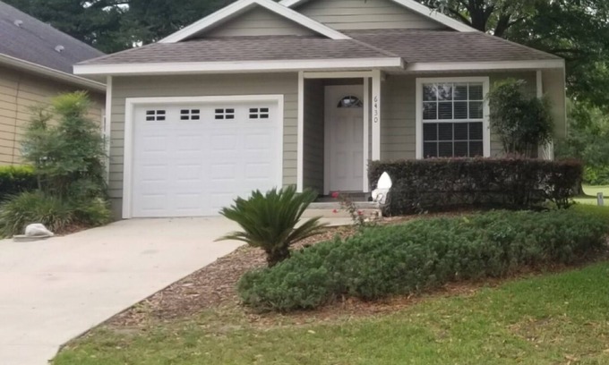Alachua Casa | House on the 1st fairway. Close to FSU & Gainesville. Pet friendly.