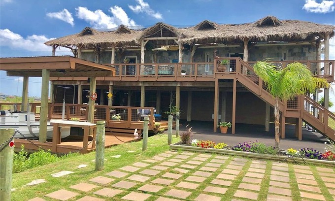 Hitchcock Casa | House on the bay. Fishing, crabbing, boating, kayaking close to Galveston.