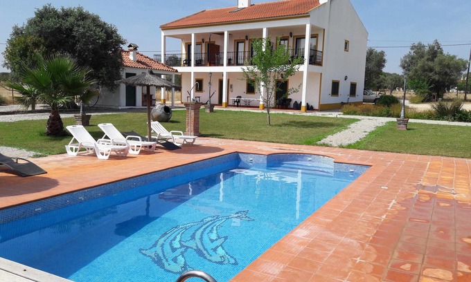 Vimieiro Apartamento | Casa con vistas a la piscina, ideal para familias.