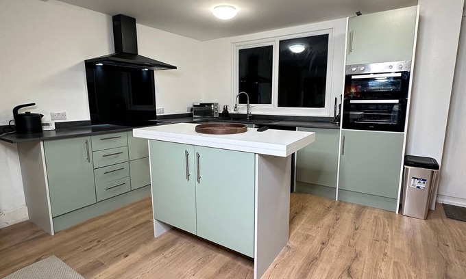 Chapeltown Casa | House-Sleeps8-Parking-Garden