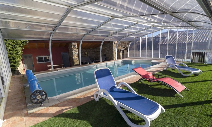 Bellestar Cabaña | Casa rural muy acogedora con piscina climatizada para 4 personas en Graus