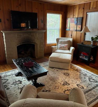 Newton Falls Casa | House Upon a Hill